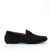 Mocassino da uomo in morbida pelle scamosciata blu, fatto a mano da Pianigiani Bags.